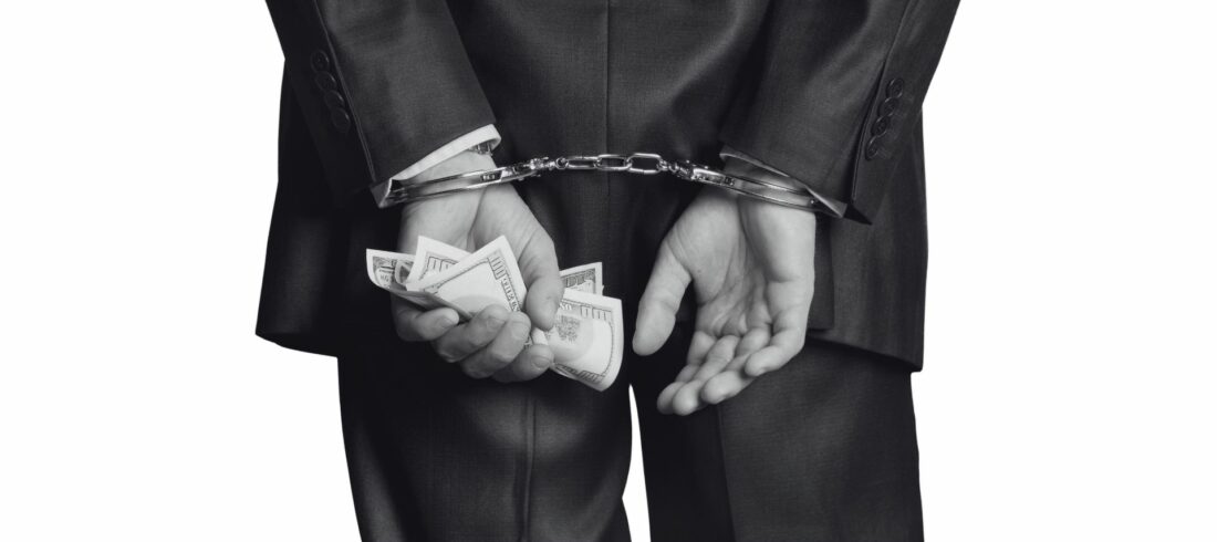 Festnahme einer Person mit Geld in der Hand