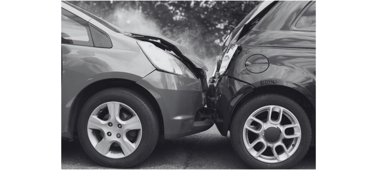 ein Auto welches einem anderen auffährt - Auffahrunfall