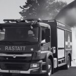 Ein Feuerwehrauto aus Rastatt löscht einen Brand durch Brandstiftung