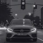 ein Auto fährt über eine rote Ampel